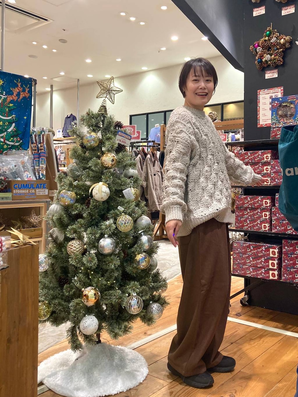 ホワイト系のTシャツ/カットソー、グレー系のニット/セーター、ブラウン系のその他パンツを着用したレディースの秋コーディネートの4枚目の写真