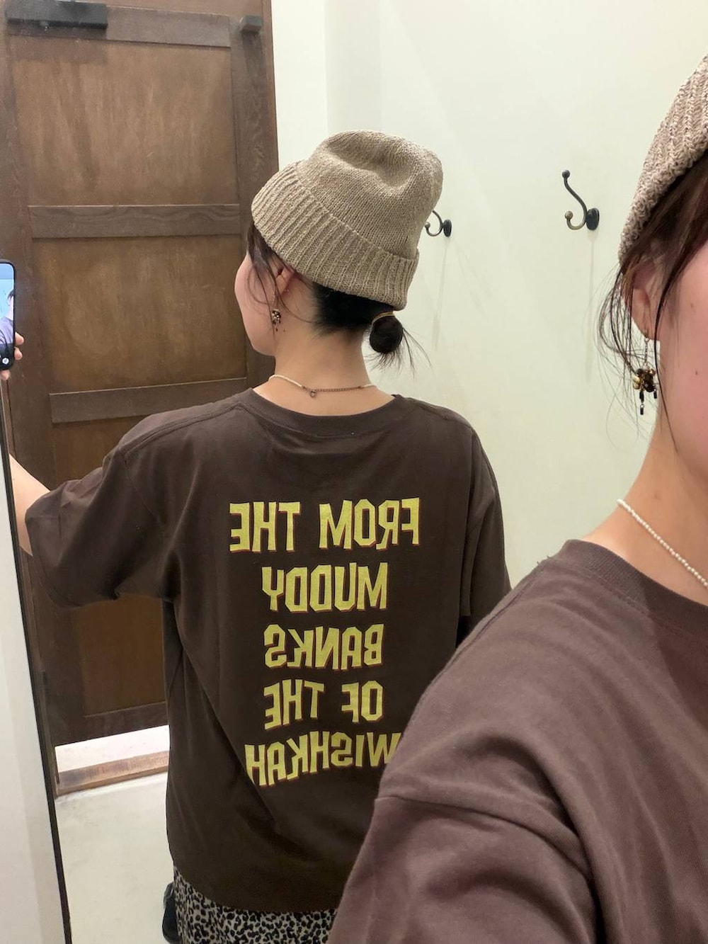 ホワイト系のスカート、ブラック系のショルダーバッグ、ブラウン系のTシャツ/カットソーを着用したレディースの夏コーディネートの3枚目の写真