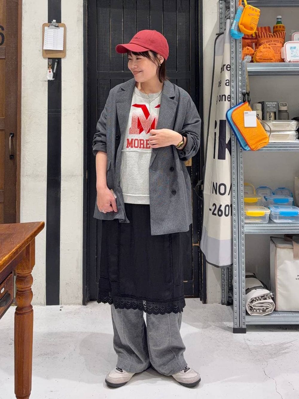 グレー系のその他パンツ、グレー系のテーラードジャケット、グレー系のTシャツ/カットソーを着用したレディースの春コーディネートの2枚目の写真