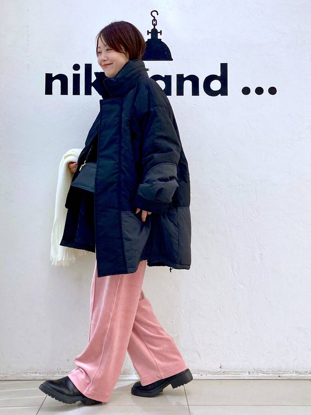 その他のブルゾン、ブラック系のニット/セーター、ピンク系のその他パンツを着用したレディースの冬コーディネートの3枚目の写真