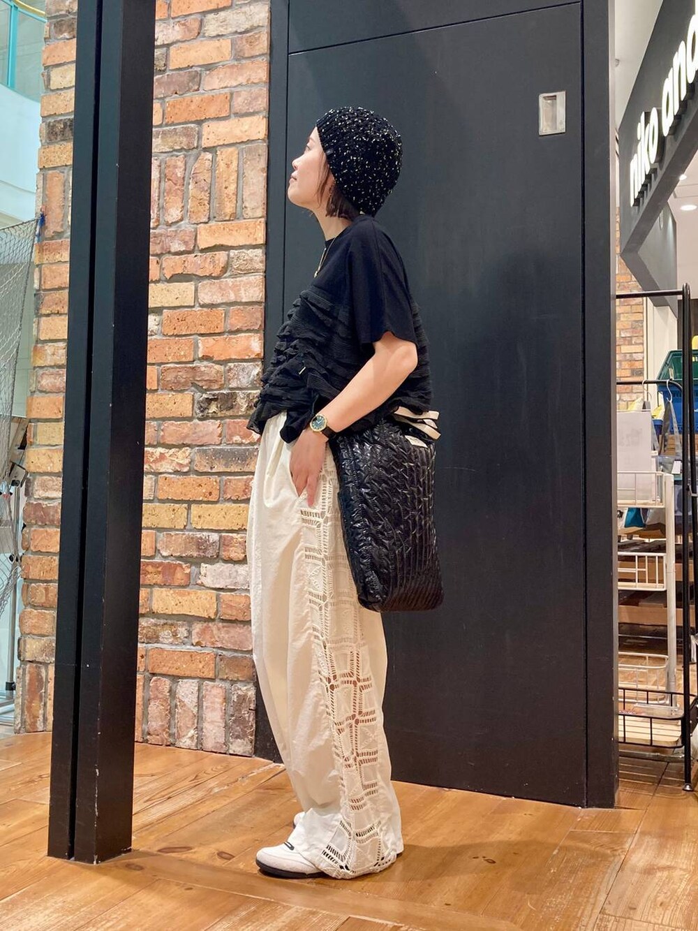 ベージュ系のその他パンツ、ブラック系のTシャツ/カットソー、ブラック系のトートバッグを着用したレディースの夏コーディネートの3枚目の写真