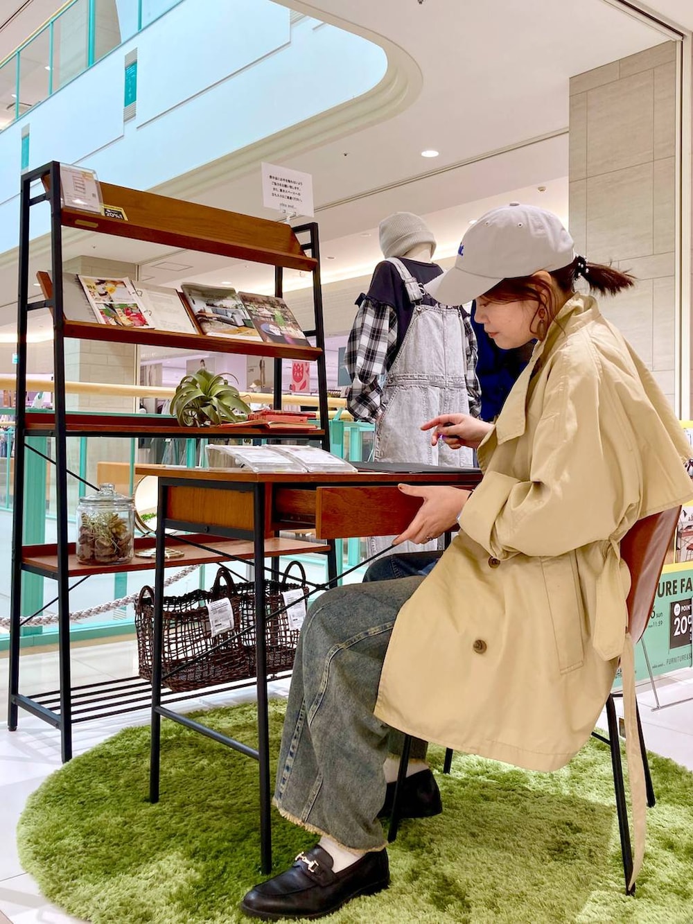 ブルー系のシャツ/ブラウス、ベージュ系のトレンチコート、ブルー系のその他パンツを着用したレディースの冬コーディネートの4枚目の写真