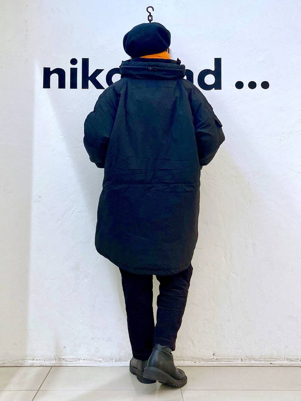 ブラック系のブルゾン、ブラック系のその他パンツ、ブラック系のニット/セーターを着用したレディースの冬コーディネートの5枚目の写真