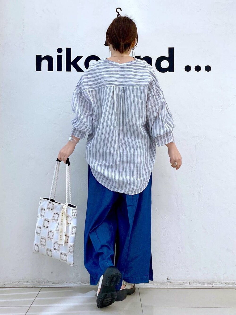 ホワイト系のサンダル、ベージュ系のシャツ/ブラウス、ブルー系のその他パンツを着用したレディースの春コーディネートの4枚目の写真