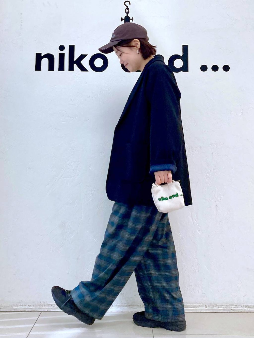 ブルー系のその他パンツ、グレー系のスウェット、ブラック系のテーラードジャケットを着用したレディースの秋コーディネートの3枚目の写真