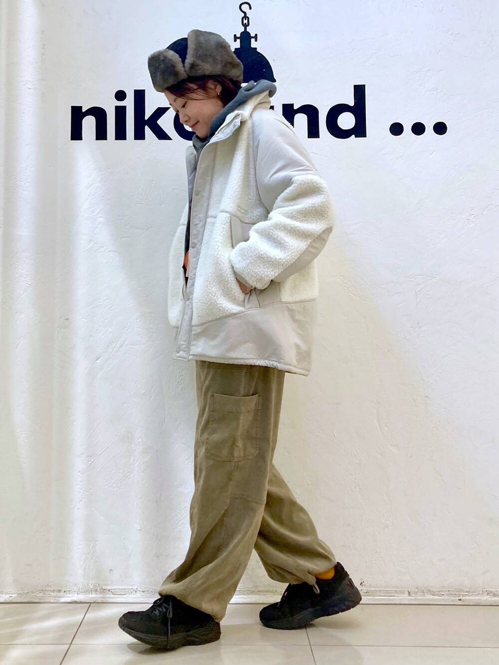 ブラウン系のその他パンツ、ベージュ系のブルゾン、グレー系のTシャツ/カットソーを着用したレディースの秋コーディネートの4枚目の写真