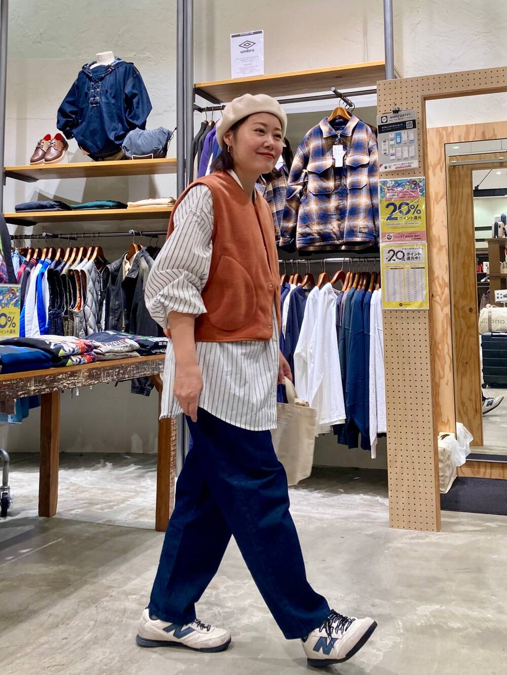 ホワイト系のトートバッグ、ホワイト系のシャツ/ブラウス、ベージュ系のハンチング/ベレー帽を着用したレディースの秋コーディネートの5枚目の写真