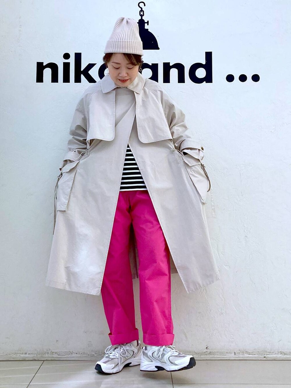 「春コーデ、ネックレス、ブレスレット、GLOBAL WORK、ニット帽、トレンチコート、コート、ワイドパンツ、ウエストゴム、Tシャツ、カジュアル、ナチュラル、ママコーデ、niko and ...」｜「GLOBAL WORKのUNISEX/ステンレスブレスレット/964077（ブレスレット、ゴールド系）」を使った、カワモトさん（レディース・162cm）の春コーディネートの2枚目の写真