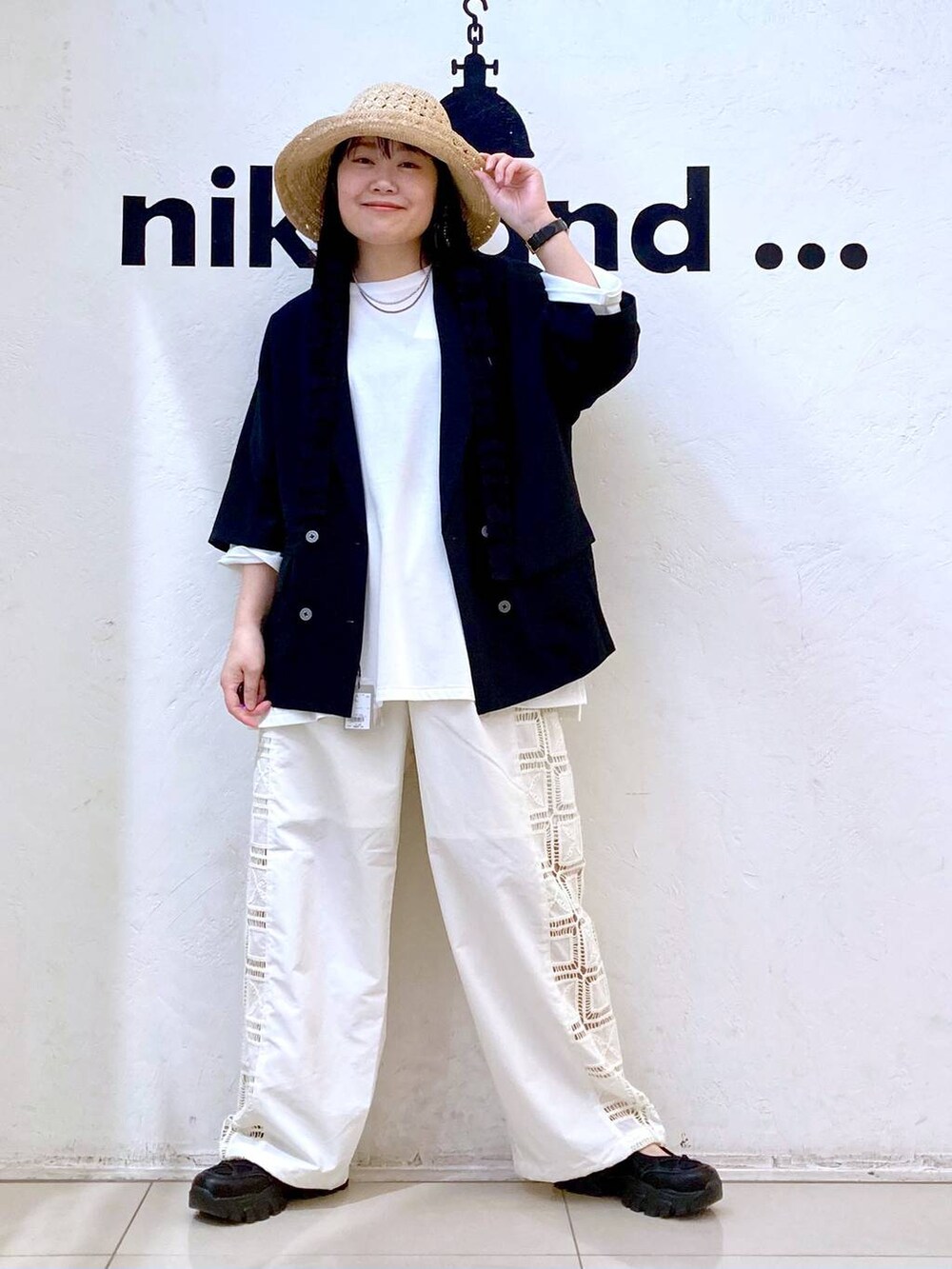 ホワイト系のTシャツ/カットソー、ブラック系のスニーカー、ベージュ系のその他パンツを着用したレディースの春コーディネートの2枚目の写真