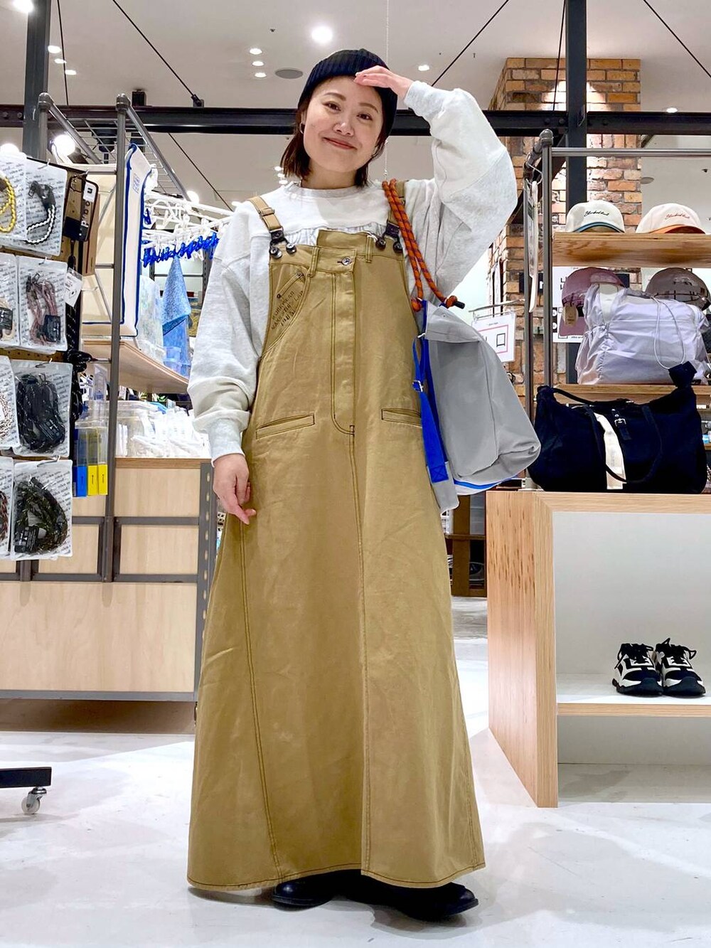 シルバー系のピアス(両耳用)、ブラック系のニットキャップ/ビーニーを着用したレディースの冬コーディネートの2枚目の写真