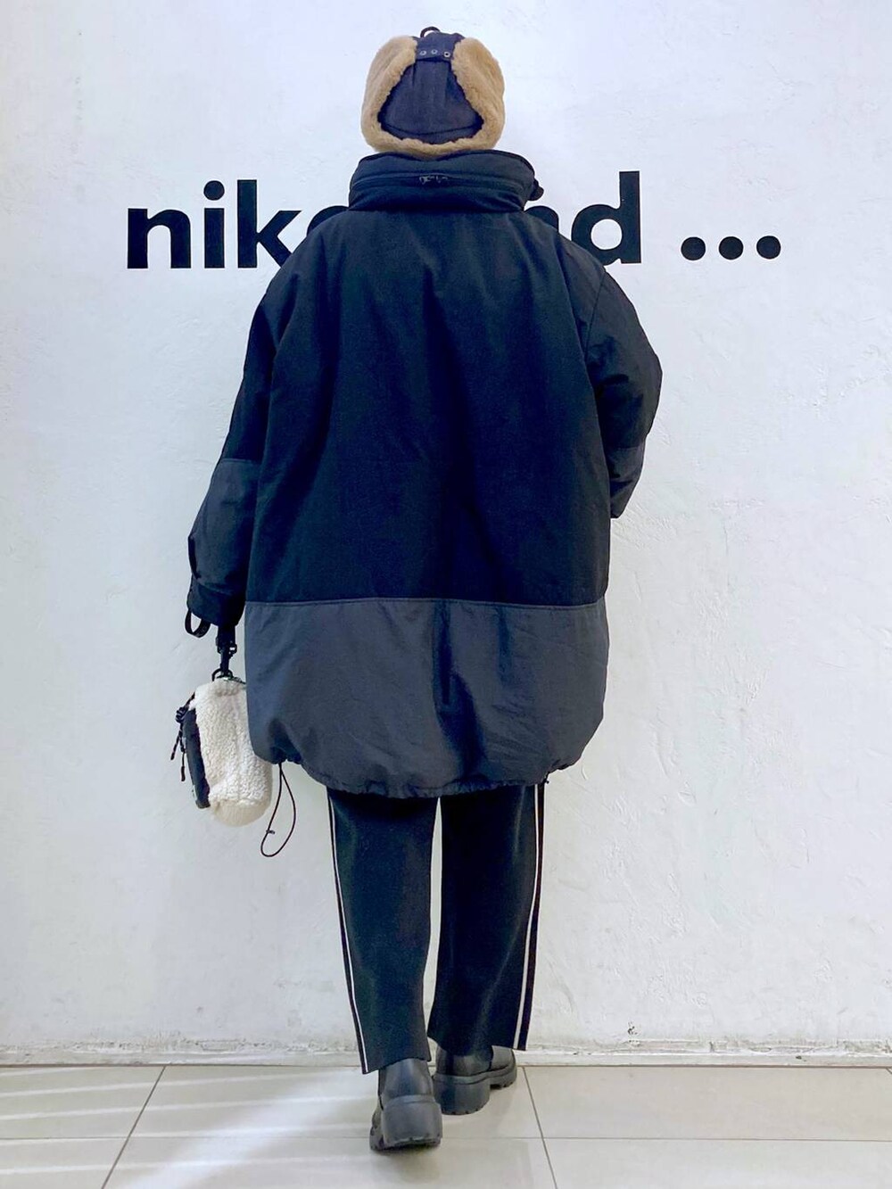 その他のブルゾン、ホワイト系のその他パンツ、ブラック系のブーツを着用したレディースの冬コーディネートの3枚目の写真