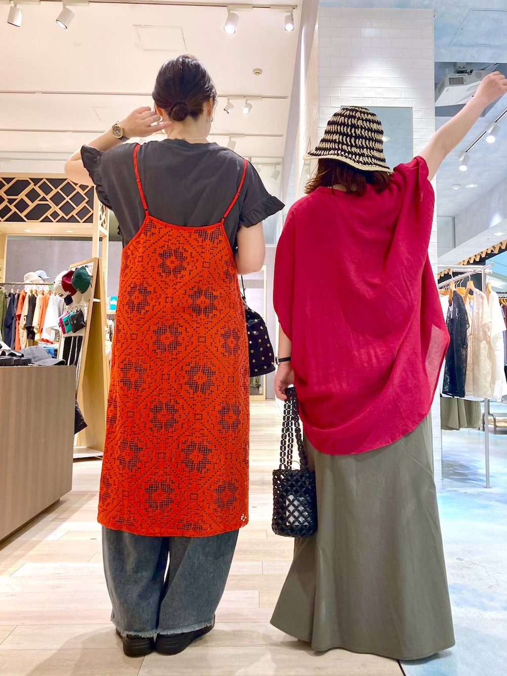 ブルー系のその他パンツ、ブラック系のサンダル、グレー系のTシャツ/カットソーを着用したレディースの夏コーディネートの4枚目の写真