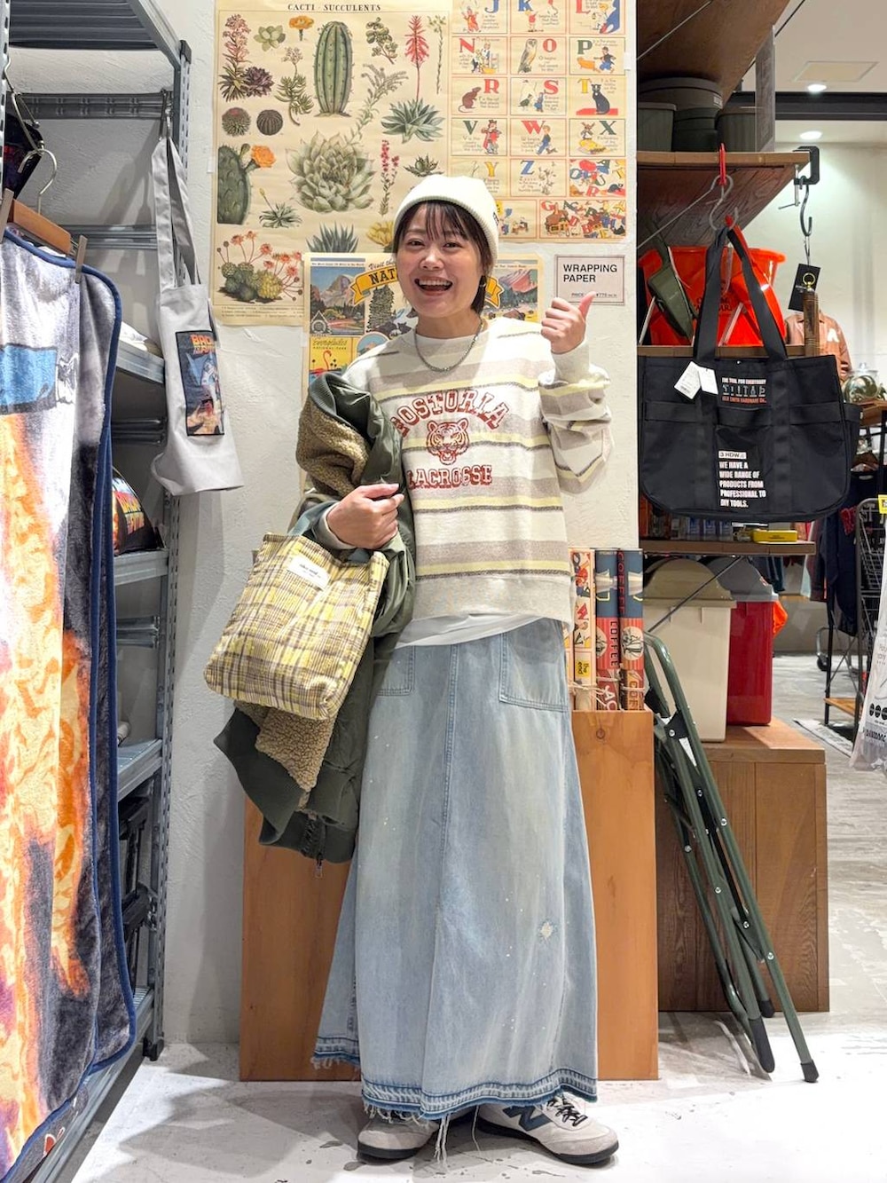 ホワイト系のTシャツ/カットソー、グリーン系のMA-1、イエロー系のトートバッグを着用したレディースの冬コーディネートの3枚目の写真