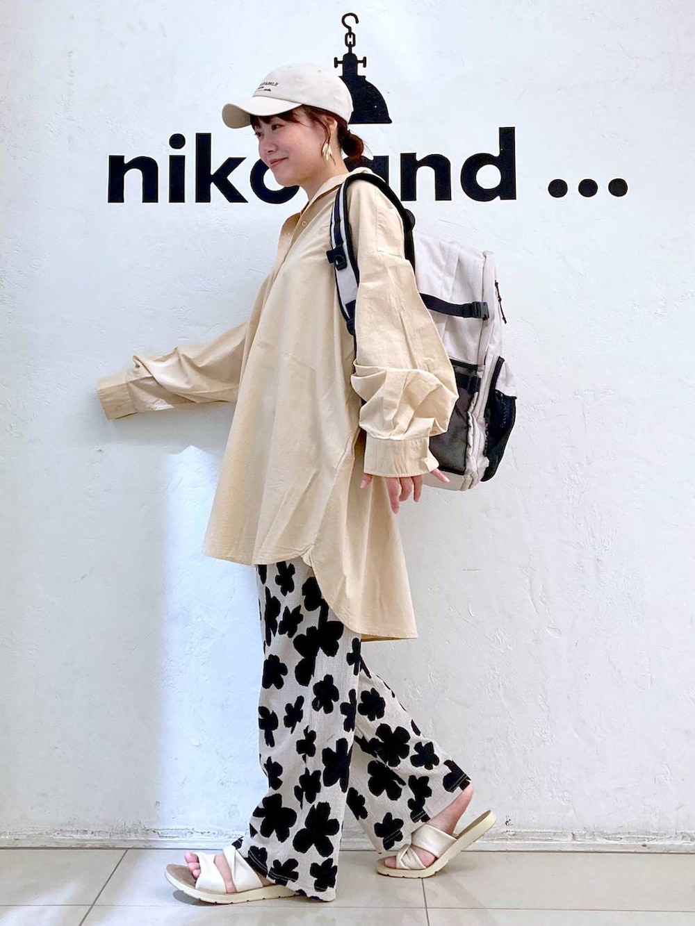 ベージュ系のバックパック/リュック、ホワイト系のその他パンツ、ベージュ系のシャツ/ブラウスを着用したレディースの夏コーディネートの3枚目の写真
