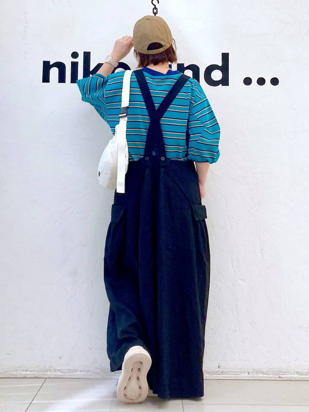 ベージュ系のサンダル、ホワイト系のショルダーバッグ、グリーン系のTシャツ/カットソーを着用したレディースの春コーディネートの4枚目の写真