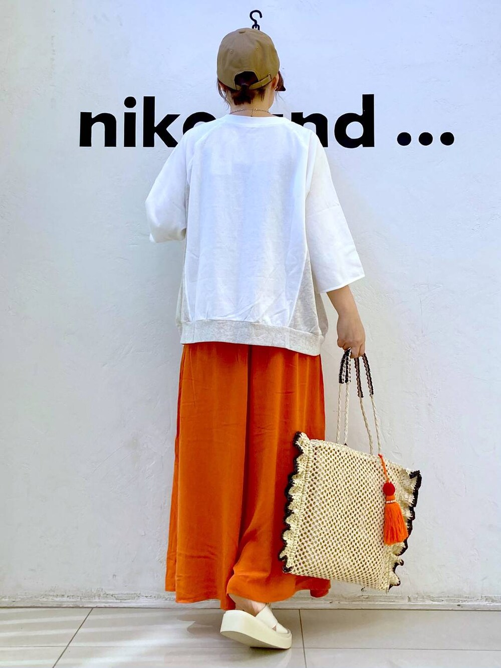 ベージュ系のサンダル、ベージュ系のトートバッグ、ホワイト系のデジタル腕時計を着用したレディースの夏コーディネートの4枚目の写真