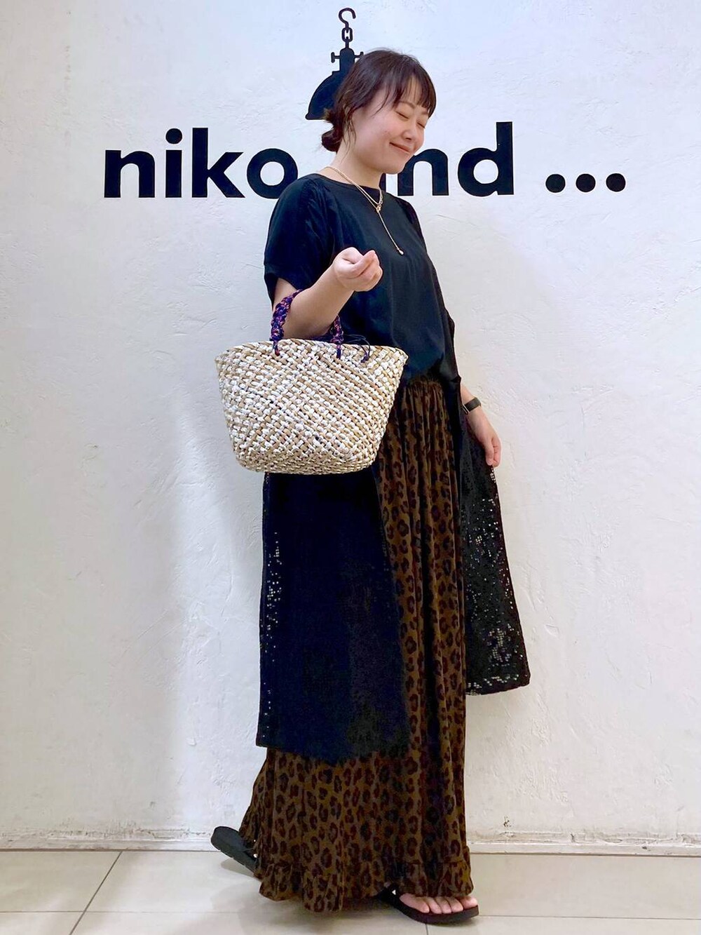 ブラック系のTシャツ/カットソー、ブラック系のサンダル、ブラウン系のスカートを着用したレディースの夏コーディネートの3枚目の写真