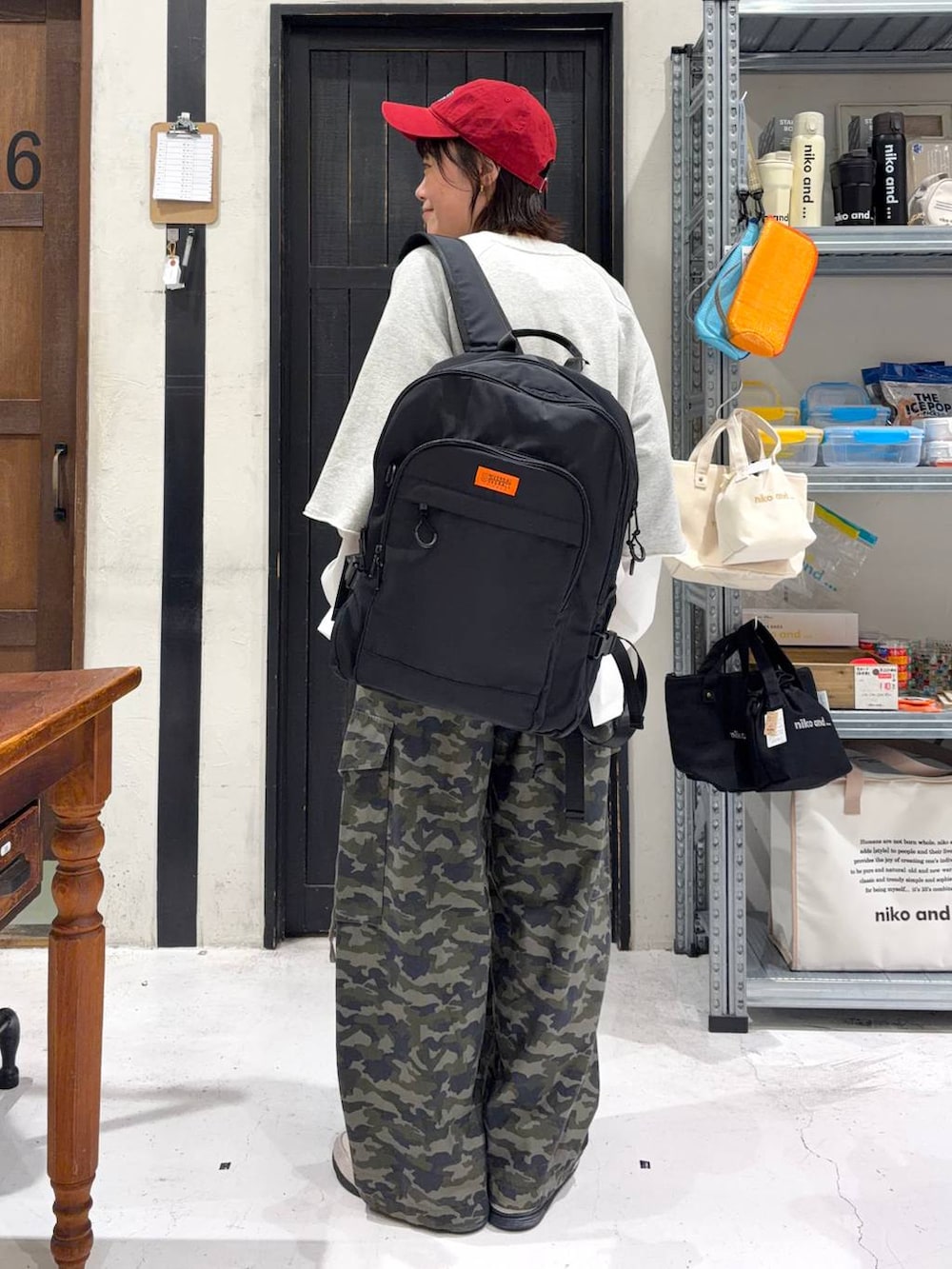 ブラック系のバックパック/リュック、グレー系のTシャツ/カットソー、ホワイト系のTシャツ/カットソーを着用したレディースの春コーディネートの3枚目の写真