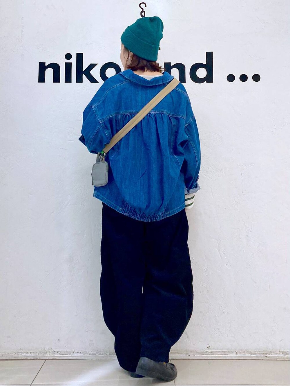 ブルー系のブルゾン、シルバー系のピアス（両耳用）、グレー系のブレスレットを着用したレディースの秋コーディネートの5枚目の写真