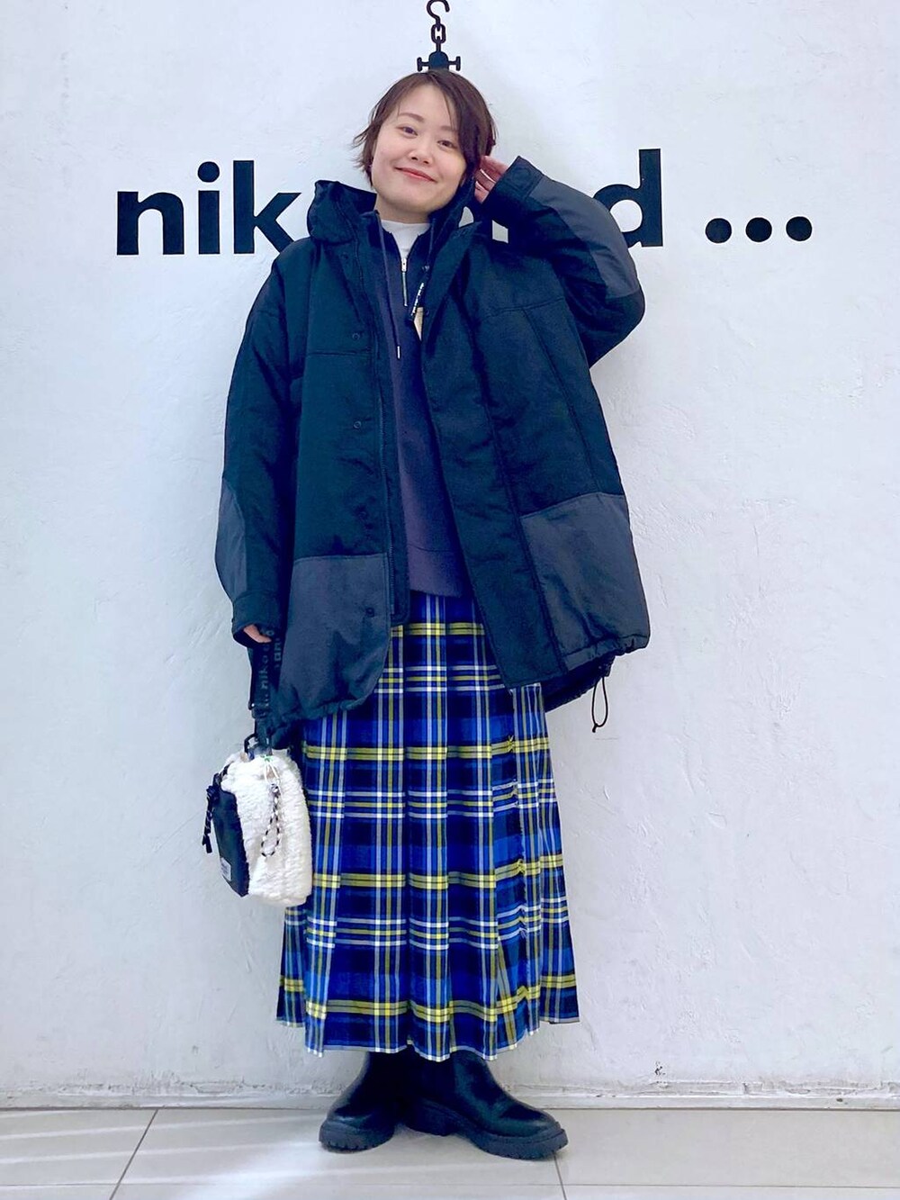 ブルー系のスカート、その他のブルゾン、ブラック系のブーツを着用したレディースの冬コーディネートの2枚目の写真