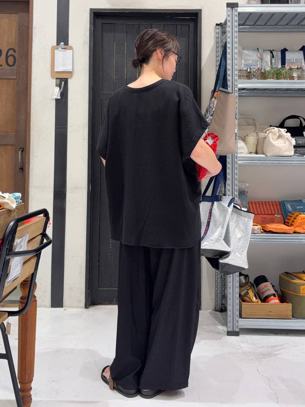 レッド系のショルダーバッグ、ブラック系のシャツ/ブラウス、ブラック系のその他パンツを着用したレディースの夏コーディネートの4枚目の写真