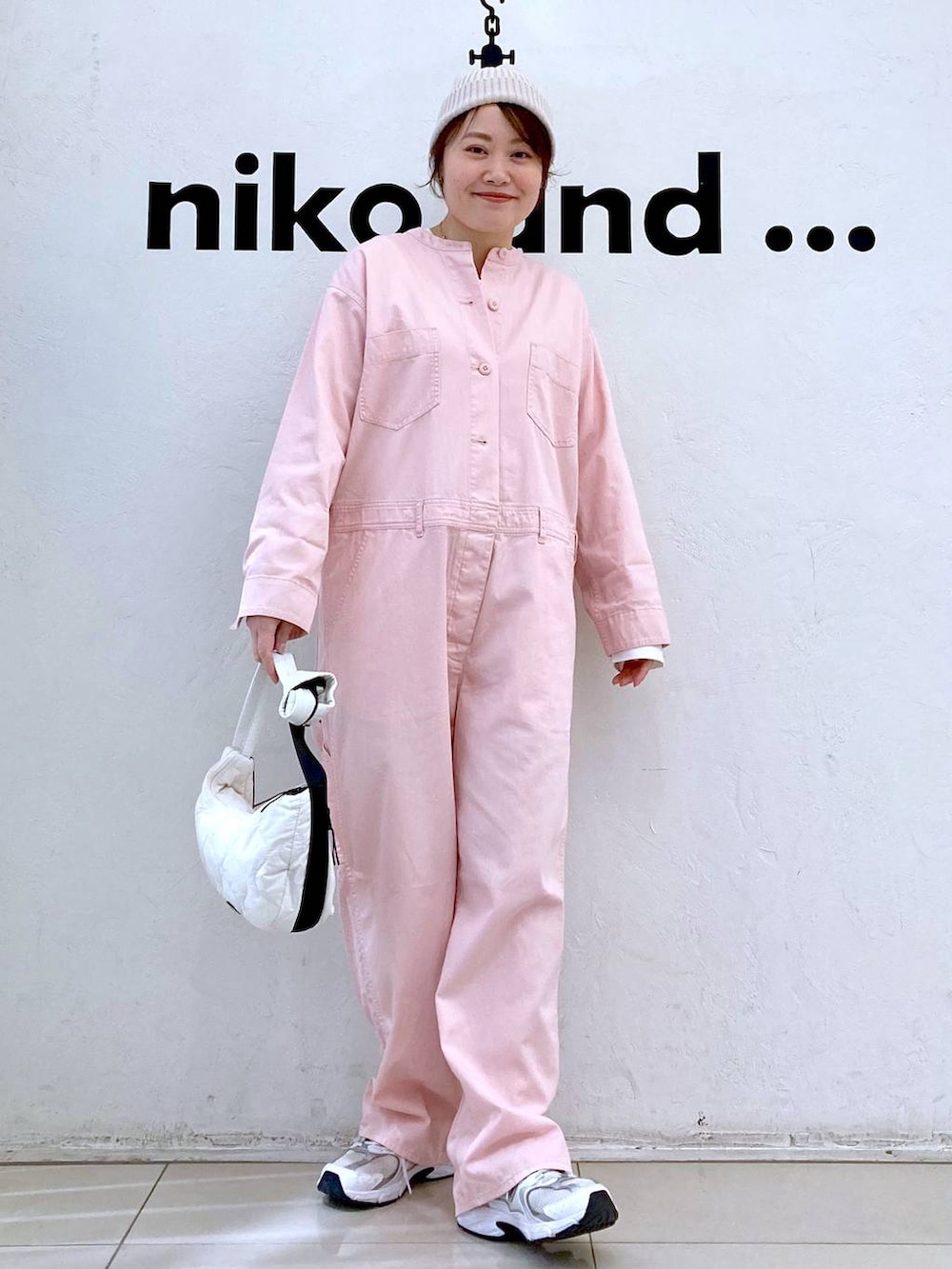 「ピアス、ネックレス、LEPSIM、LOWRYS FARM、ニット帽、カジュアル、ナチュラル、きれいめ、ママコーデ、niko and ...、ショルダーバッグ、ロンT、ワンピース、ミリタリー、春コーデ」|「niko and...のオーガニックコットンテンセルロングTシャツ(Tシャツ/カットソー、ホワイト系)」を使った、カワモトさん(レディース・162cm)の春コーディネートの2枚目の写真