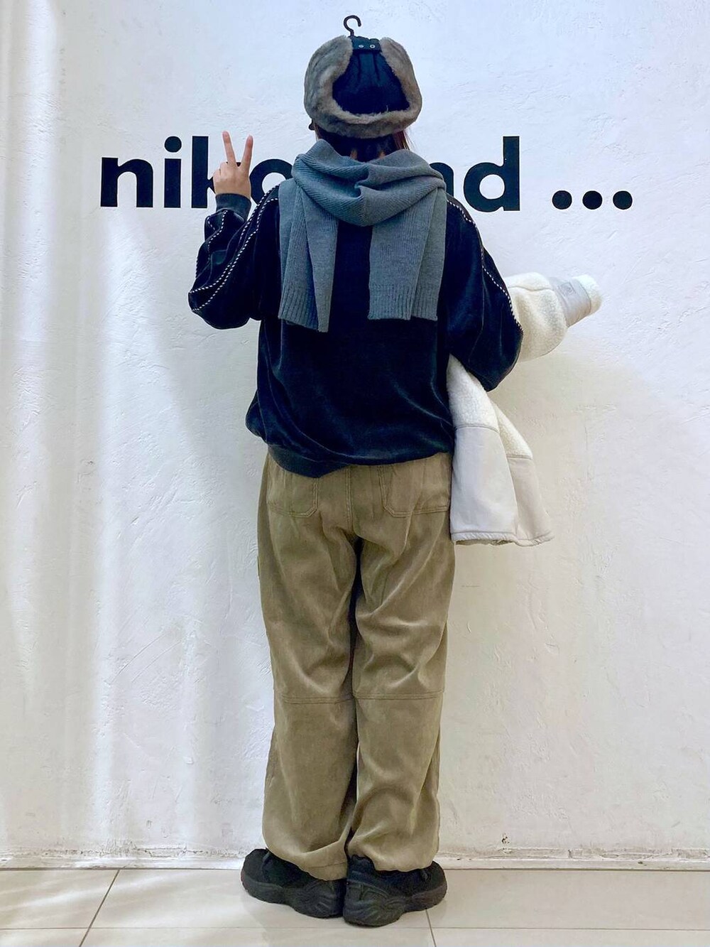 ブラウン系のその他パンツ、ベージュ系のブルゾン、グレー系のTシャツ/カットソーを着用したレディースの秋コーディネートの5枚目の写真