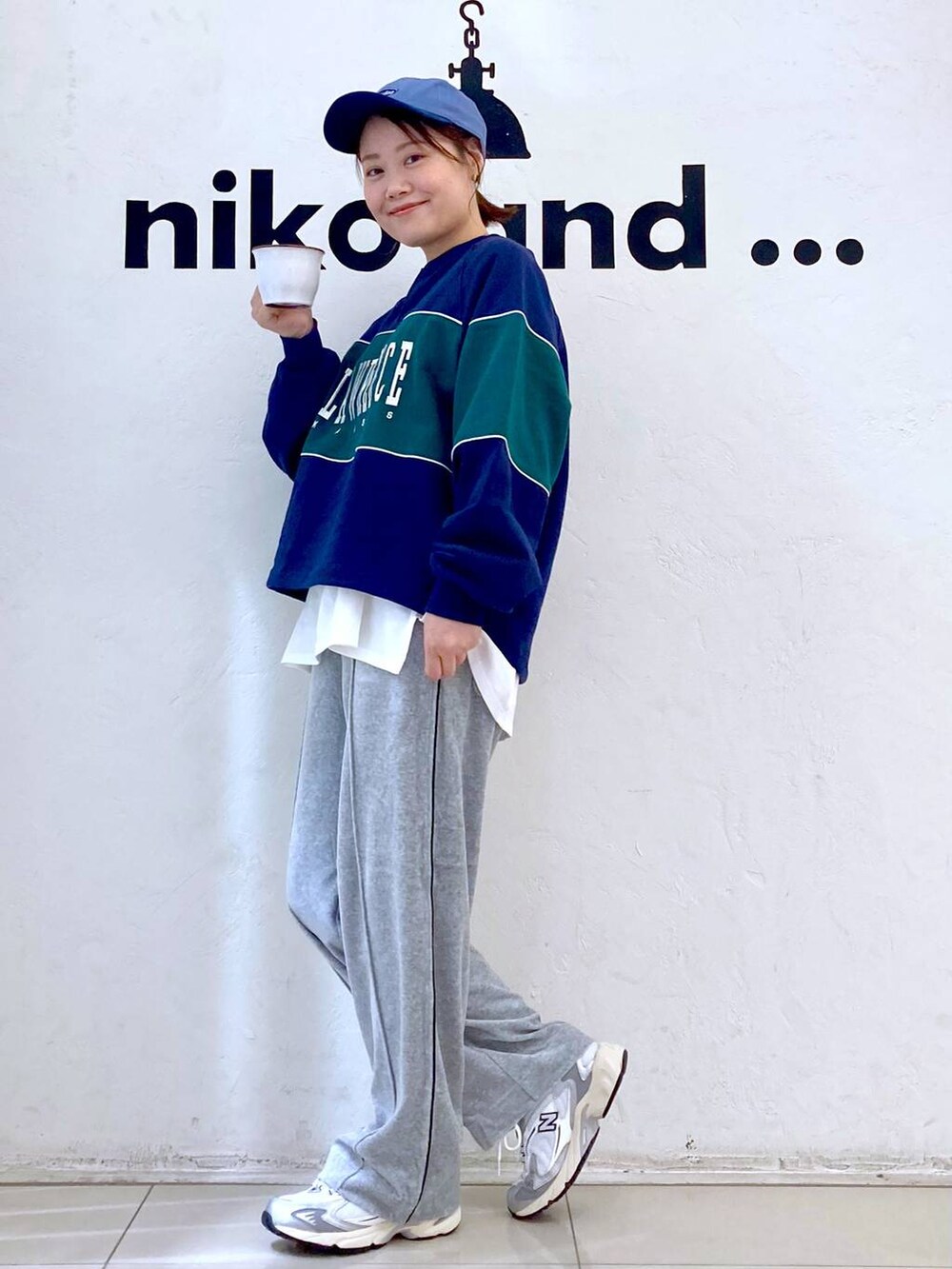 グレー系のスニーカー、ホワイト系のTシャツ/カットソー、グレー系のその他パンツを着用したレディースの秋コーディネートの3枚目の写真