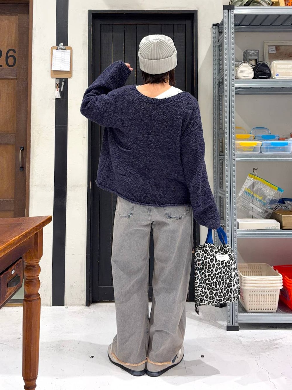 その他のトートバッグ、ピンク系のデニムパンツ、ブルー系のニット/セーターを着用したレディースの春コーディネートの4枚目の写真