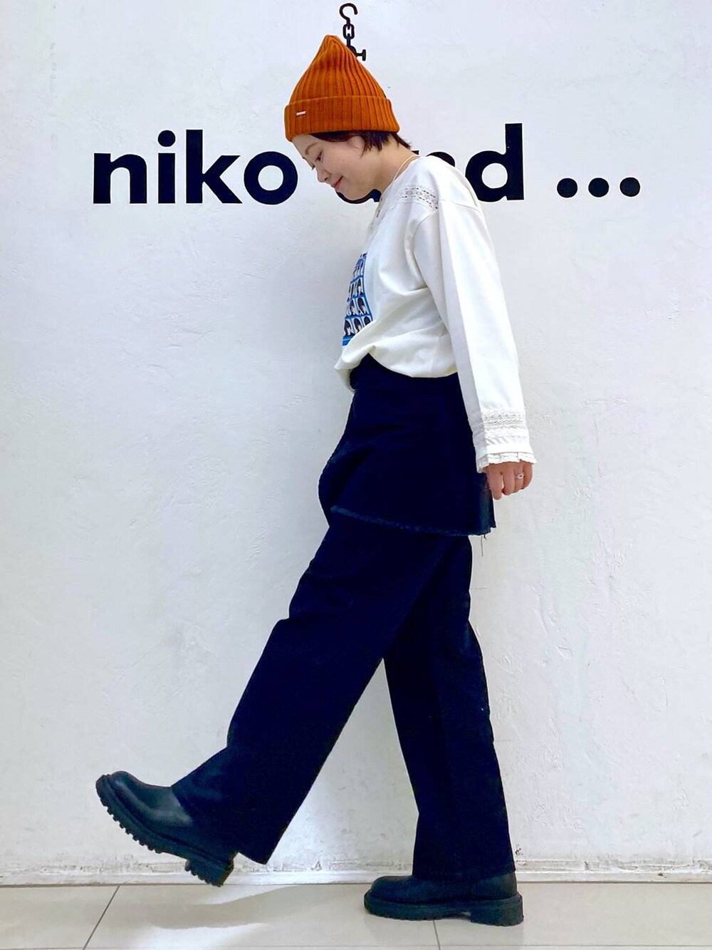 ホワイト系のTシャツ/カットソー、ブラック系のその他パンツ、ゴールド系のピアス（両耳用）を着用したレディースの冬コーディネートの3枚目の写真