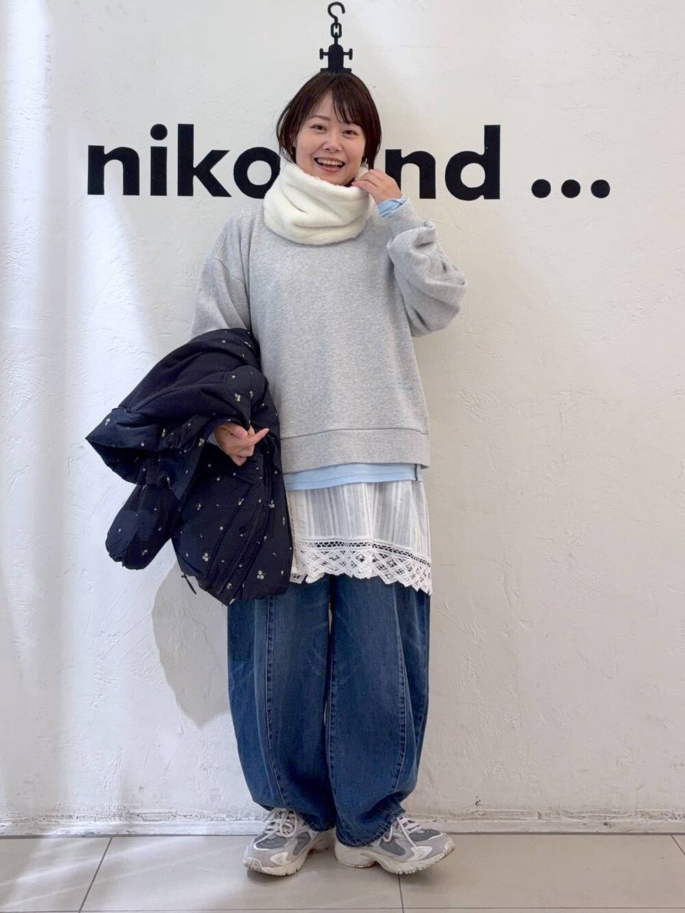 ホワイト系のTシャツ/カットソー、ブルー系のブルゾン、ホワイト系のスカートを着用したレディースの冬コーディネートの2枚目の写真