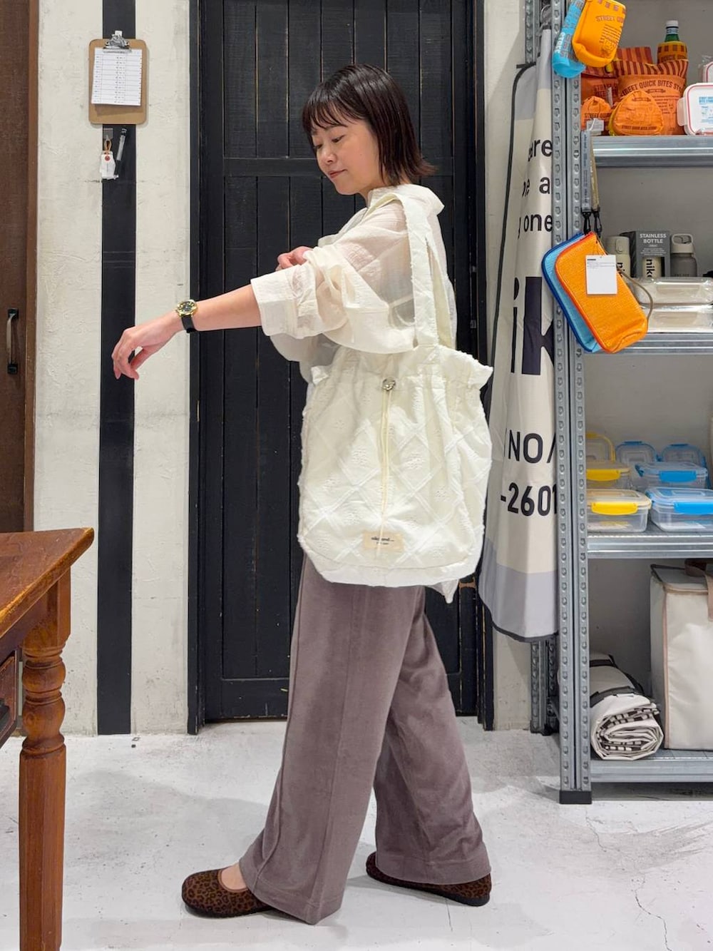 ブラウン系のその他パンツ、その他のパンプス、ベージュ系のトートバッグを着用したレディースの春コーディネートの3枚目の写真