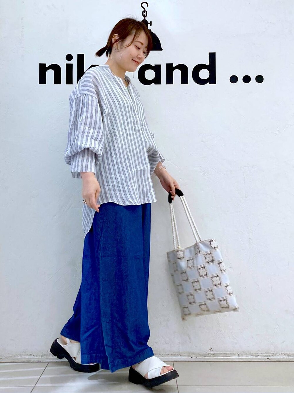 ホワイト系のサンダル、ベージュ系のシャツ/ブラウス、ブルー系のその他パンツを着用したレディースの春コーディネートの3枚目の写真