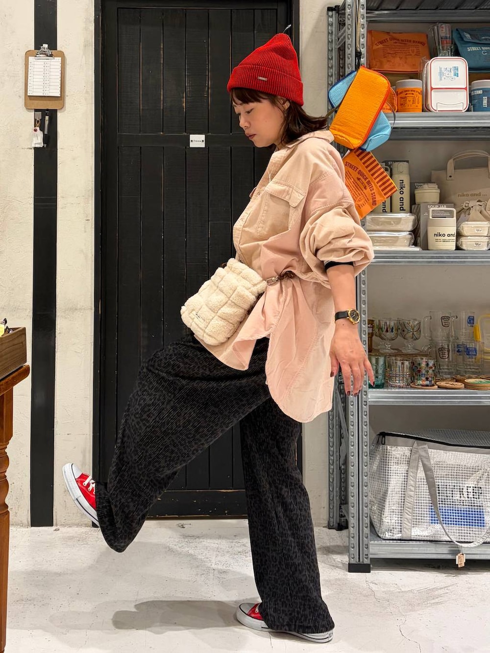 その他のその他パンツ、ベージュ系のショルダーバッグ、ピンク系のシャツ/ブラウスを着用したレディースの秋コーディネートの3枚目の写真
