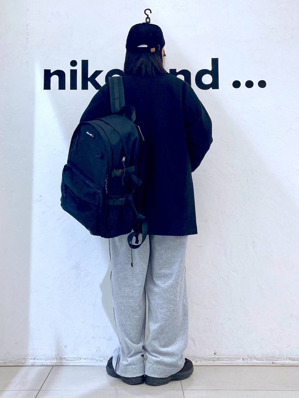 ブラック系のバックパック/リュック、グレー系のその他パンツ、ブラック系のテーラードジャケットを着用したレディースの冬コーディネートの4枚目の写真