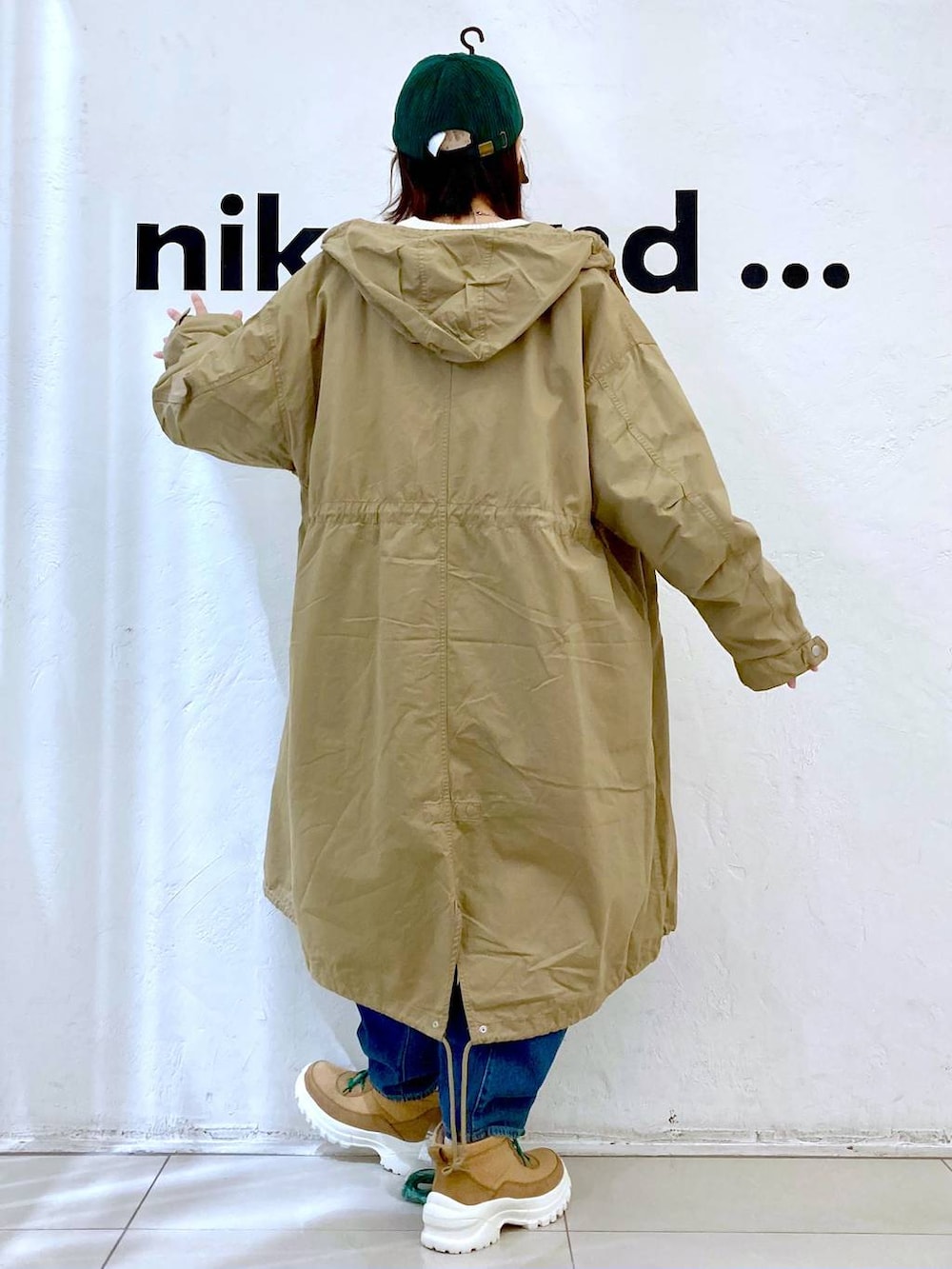 ベージュ系のニット/セーター、ブルー系のその他パンツ、イエロー系のモッズコートを着用したレディースの秋コーディネートの4枚目の写真