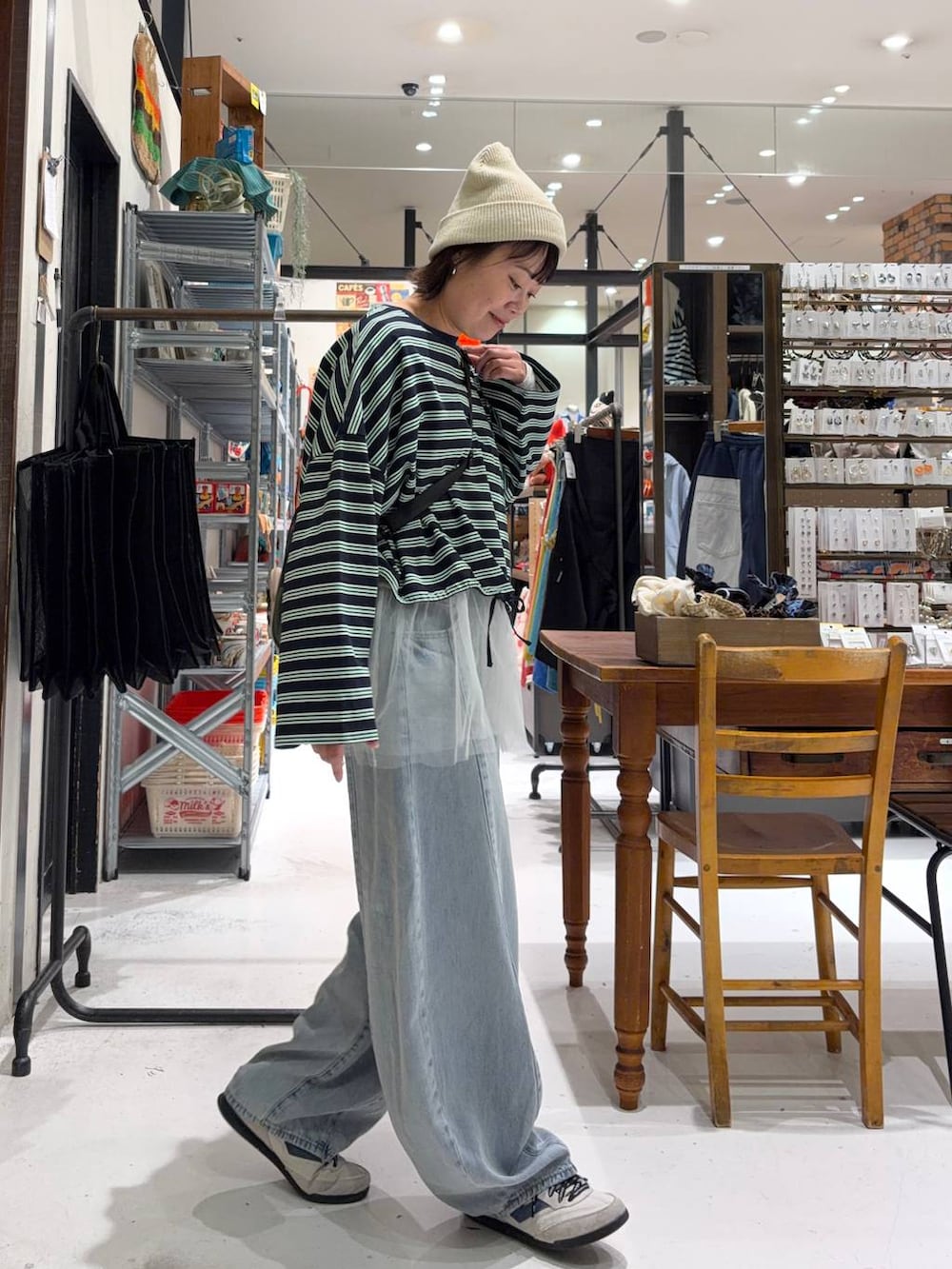 その他のショルダーバッグ、ブルー系のデニムパンツ、ブルー系のTシャツ/カットソーを着用したレディースの春コーディネートの5枚目の写真