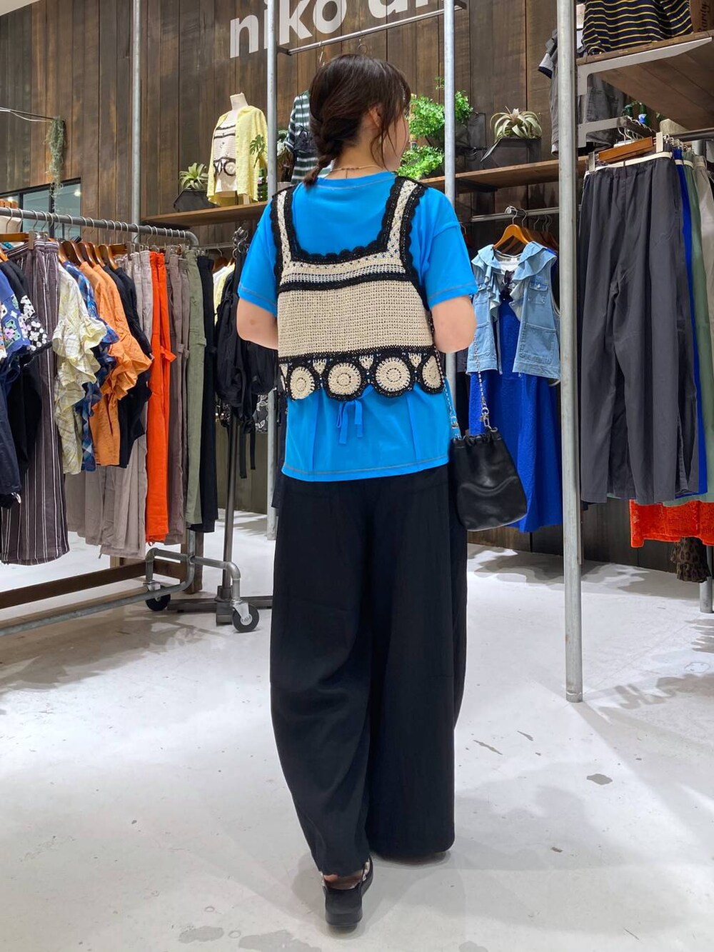 ブラック系のショルダーバッグ、ホワイト系のキャミソール、ブラック系のサンダルを着用したレディースの夏コーディネートの4枚目の写真