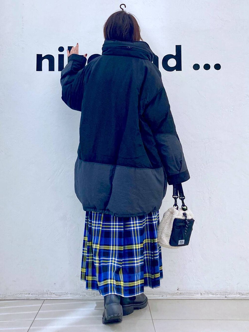 ブルー系のスカート、その他のブルゾン、ブラック系のブーツを着用したレディースの冬コーディネートの4枚目の写真