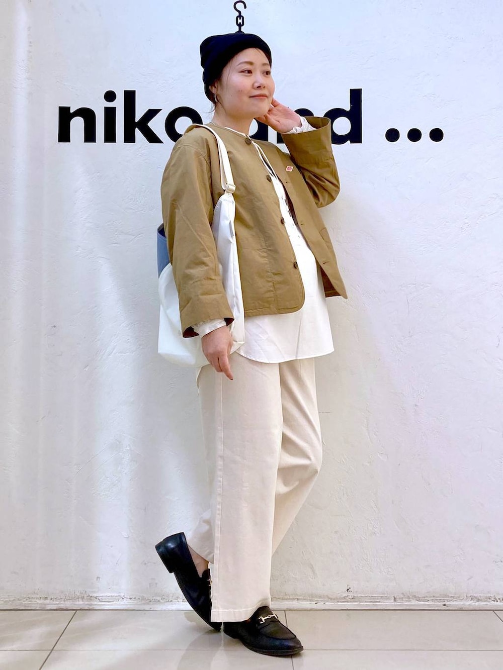 ホワイト系のTシャツ/カットソー、ベージュ系のノーカラージャケット、ベージュ系のトートバッグを着用したレディースの春コーディネートの5枚目の写真