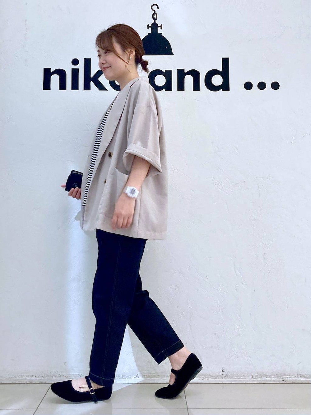 ブラック系のパンプス、ブラック系のその他パンツ、ベージュ系のテーラードジャケットを着用したレディースの夏コーディネートの5枚目の写真