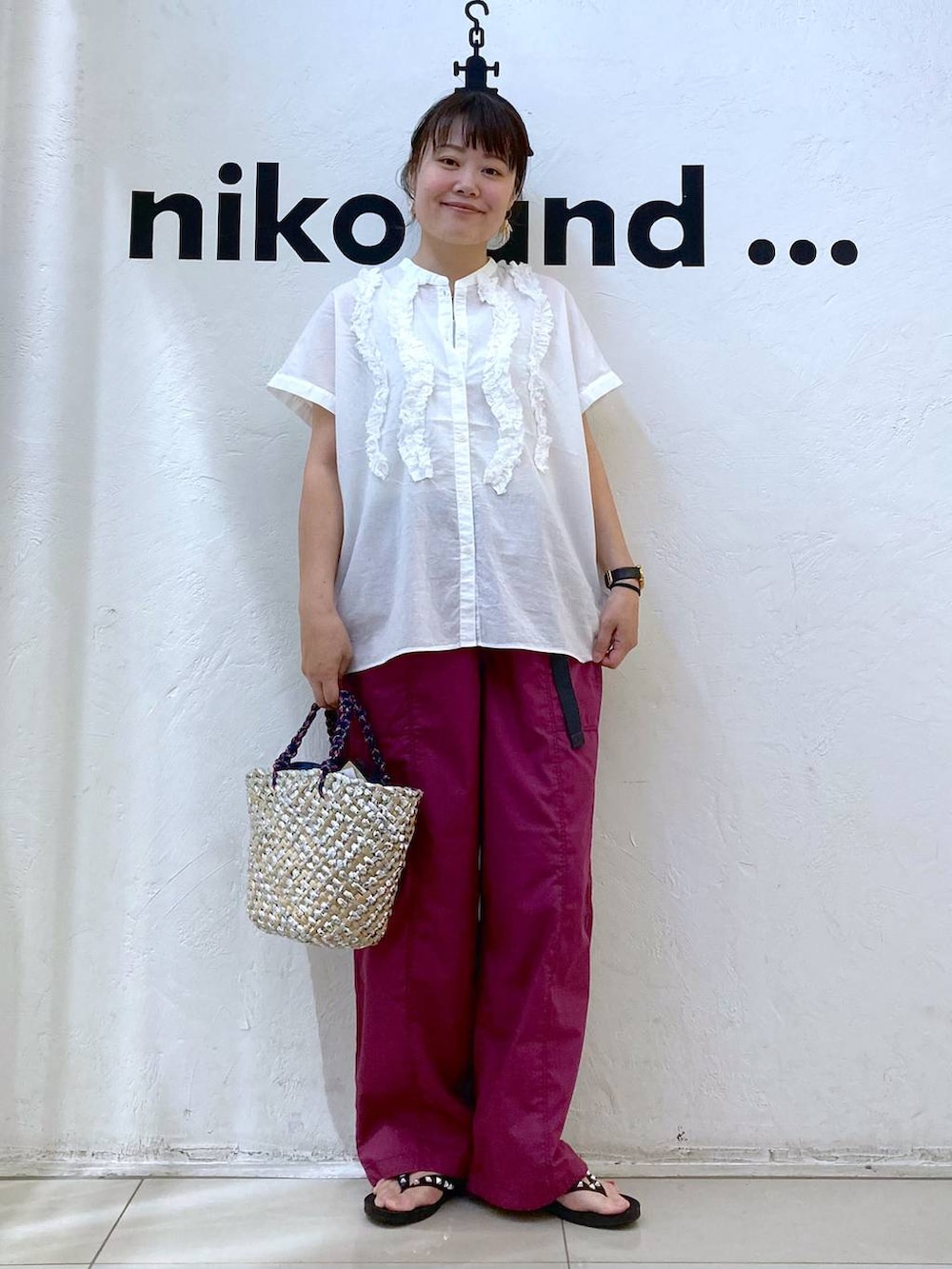 パープル系のその他パンツ、ブラック系のサンダル、ホワイト系のシャツ/ブラウスを着用したレディースの夏コーディネートの2枚目の写真