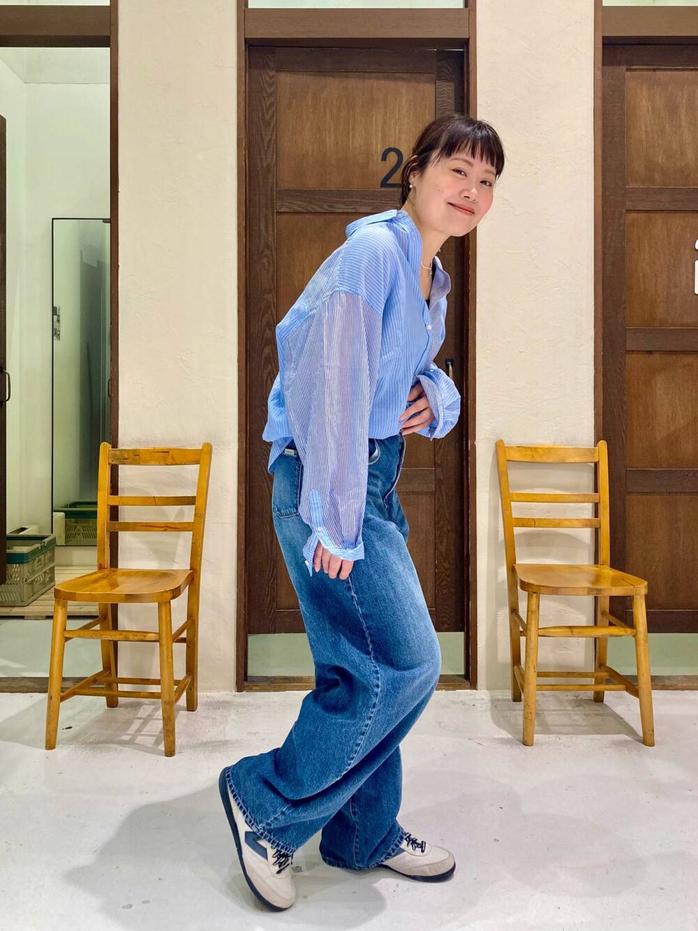 ホワイト系のスニーカー、ブルー系のシャツ/ブラウス、ブルー系のデニムパンツを着用したレディースの夏コーディネートの5枚目の写真