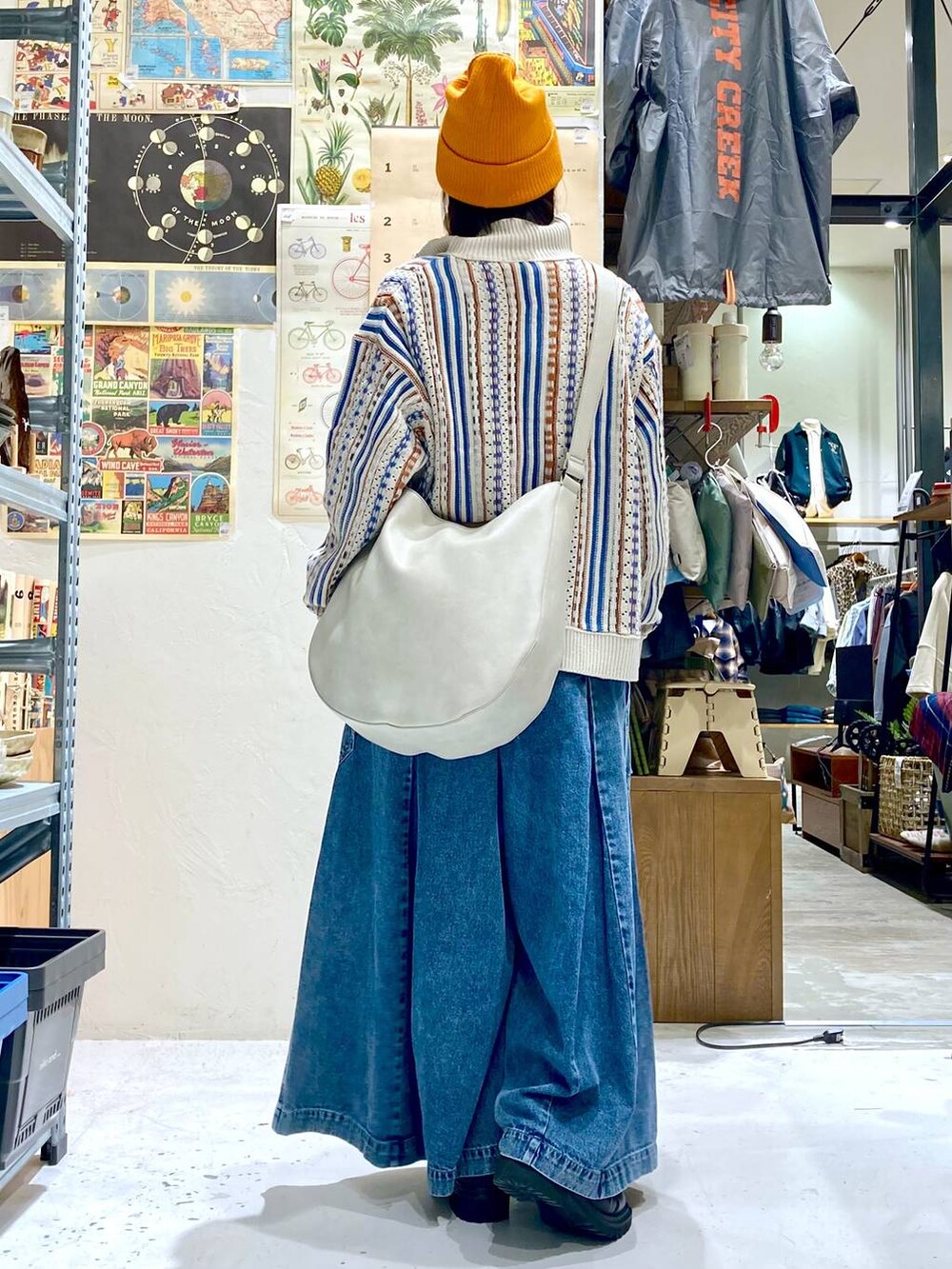 ホワイト系のTシャツ/カットソー、グレー系のショルダーバッグ、ブルー系のその他パンツを着用したレディースの秋コーディネートの3枚目の写真