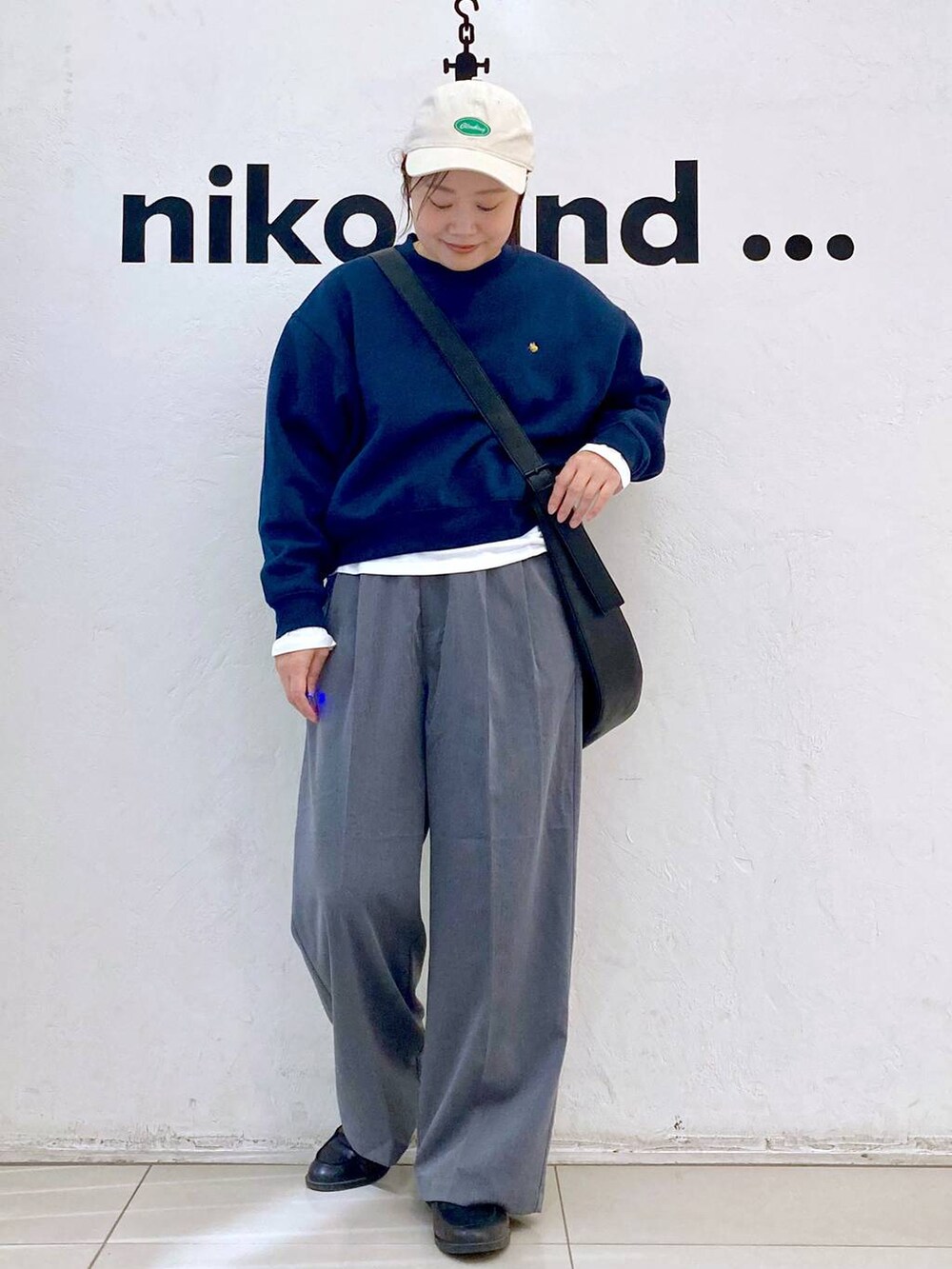 「カジュアル、ママコーデ、niko and ...、トラッド、スポーティ、秋コーデ、Tシャツ、ロンT、ショルダーバッグ、スウェット、POLOBCSコラボ_nikoand...、スラックス、パンツ、ピアス、LEPSIM」|「niko and...のオーガニックコットンテンセルロングTシャツ(Tシャツ/カットソー、ホワイト系)」を使った、カワモトさん(レディース・162cm)の秋コーディネートの2枚目の写真