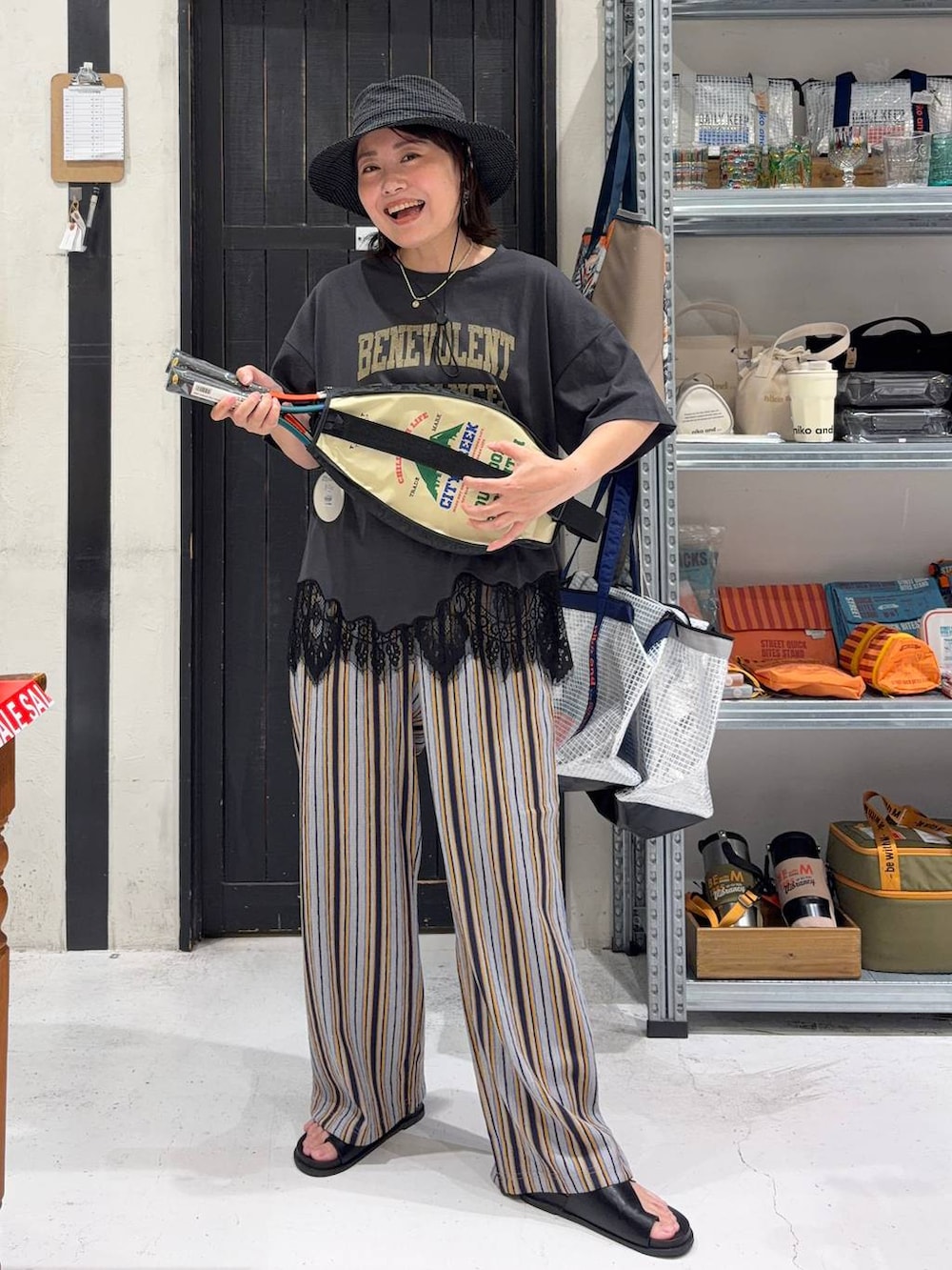 ブルー系のその他パンツ、グレー系のTシャツ/カットソー、その他のアウトドアグッズを着用したレディースの夏コーディネートの6枚目の写真
