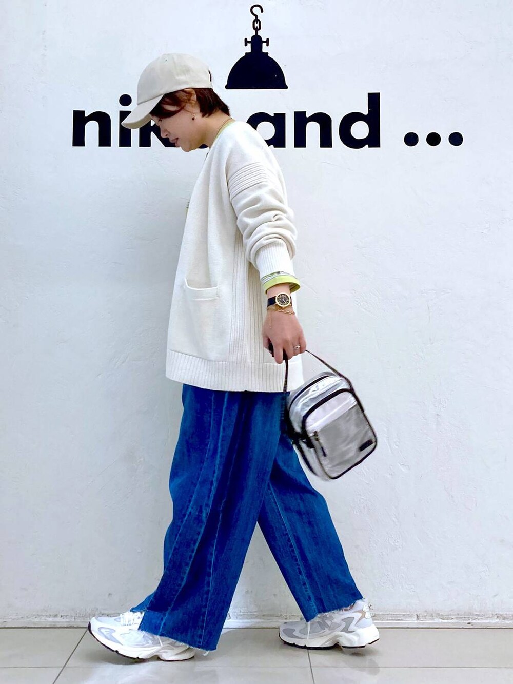グレー系のショルダーバッグ、イエロー系のTシャツ/カットソー、ベージュ系のカーディガン/ボレロを着用したレディースの冬コーディネートの2枚目の写真