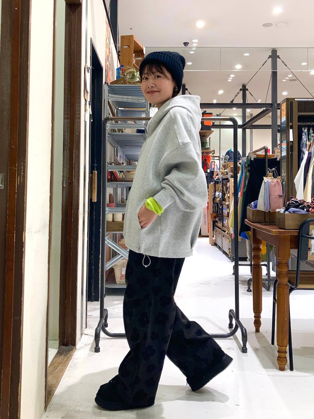 ブラック系のモカシン/デッキシューズ、グレー系のその他パンツ、グレー系のパーカーを着用したレディースの冬コーディネートの3枚目の写真