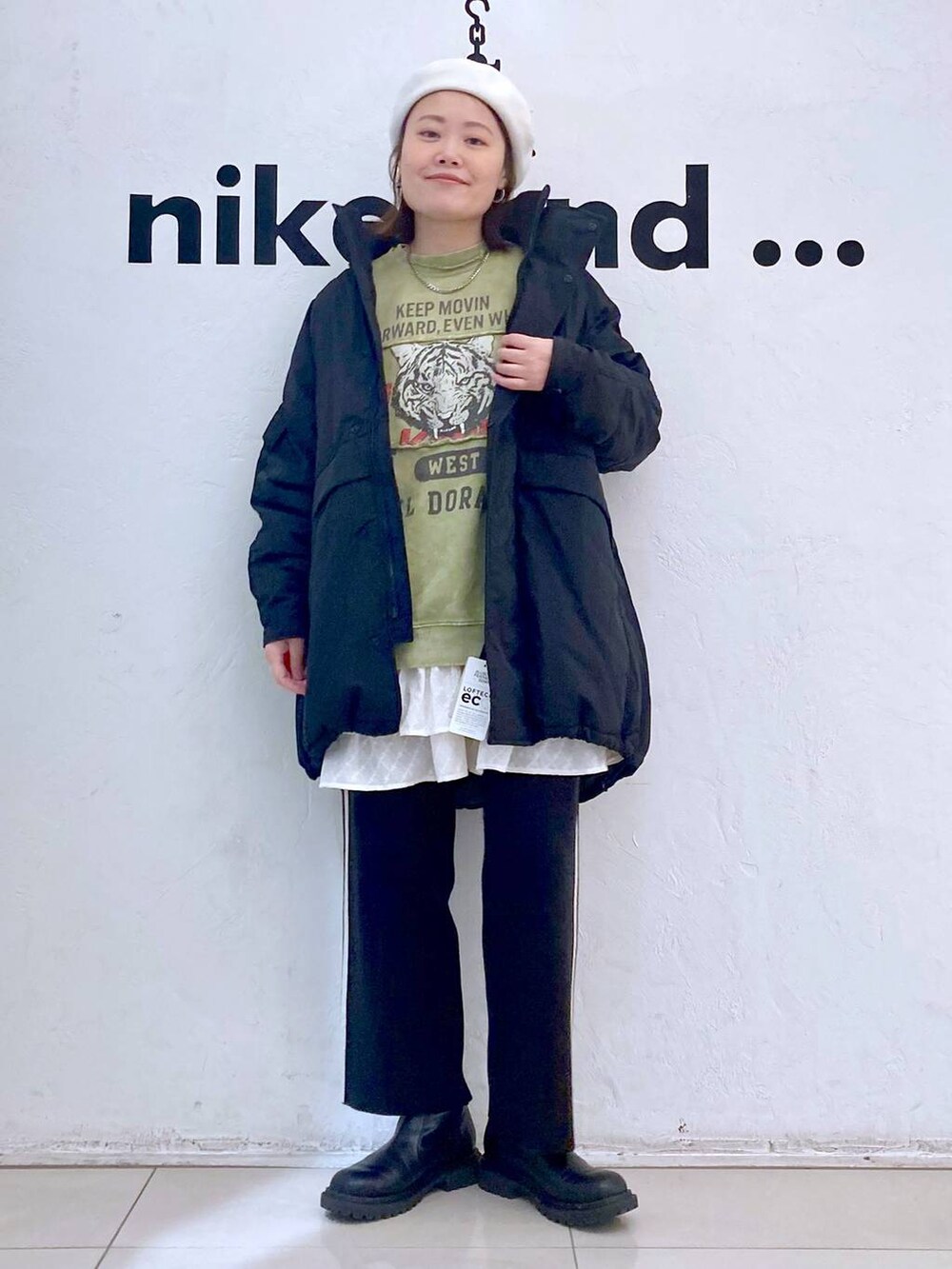 ブラック系のその他パンツ、ブラック系のブルゾン、ホワイト系のその他トップスを着用したレディースの冬コーディネートの2枚目の写真