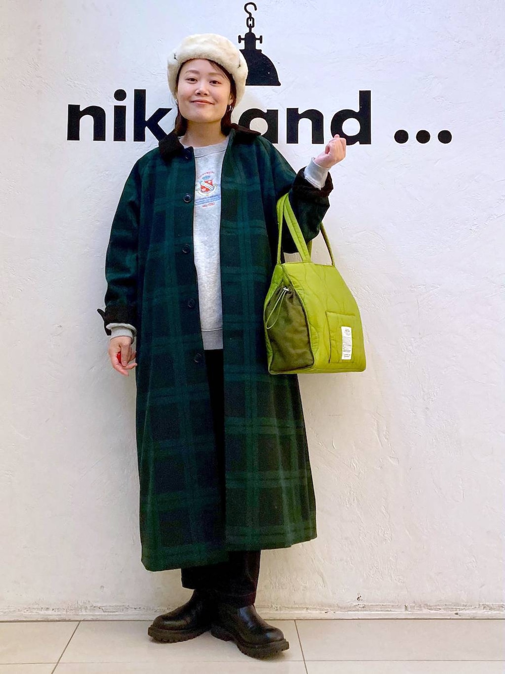 グリーン系のその他アウター、ブラック系のその他パンツ、グレー系のスウェットを着用したレディースの冬コーディネートの2枚目の写真